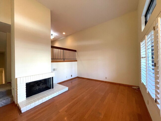 Building Photo - Beautiful San Carlos townhome available now!