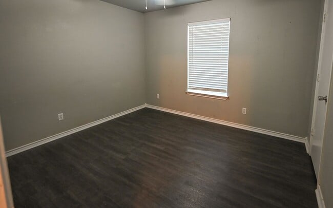 Building Photo - 606 N Sewell Dr
