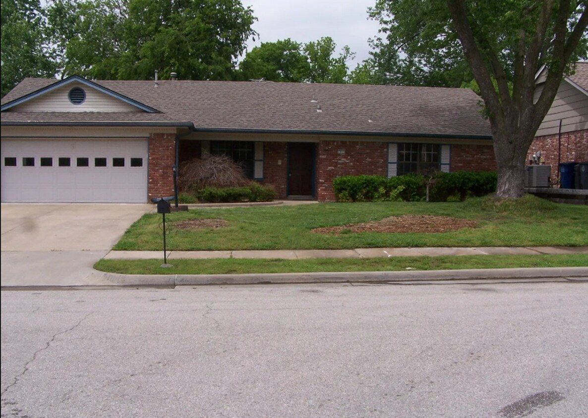 Foto principal - 3 Bed | 2 Bath in Central Tulsa!
