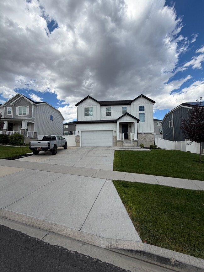 Building Photo - 2042 N Elderberry Dr