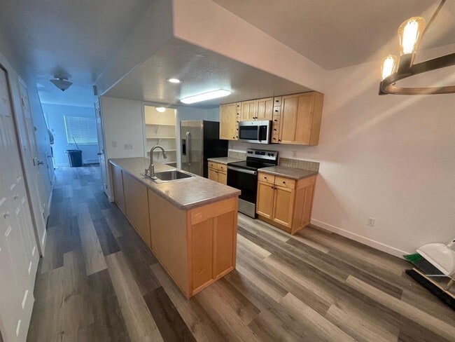 Building Photo - 254 Beacon Ct