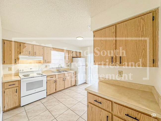 Foto del edificio - 5816 Charlton Dr