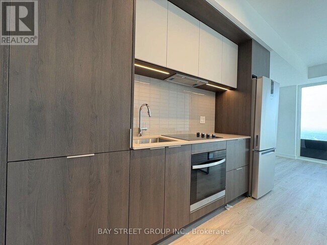 Photo du bâtiment - 395 Square One Dr