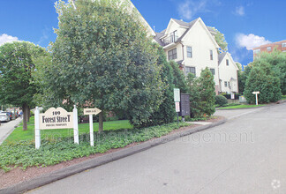 Building Photo - 109 Forest St