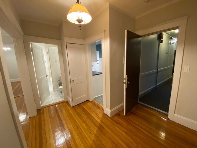 Foto del edificio - Bright & Spacious Brighton 3-bed Near B, C...