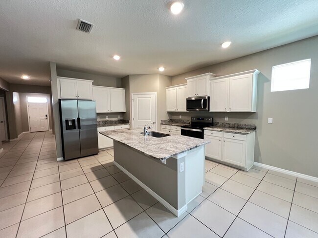 Building Photo - GORGEOUS 4BD/2BA Home in the Beautiful Bea...