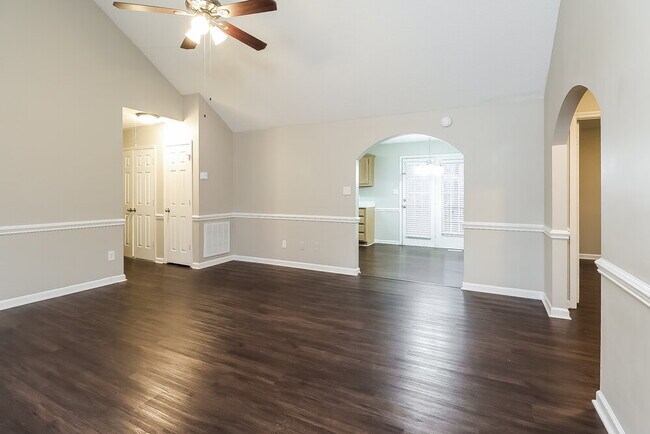 Foto del edificio - 544 Basswood Way