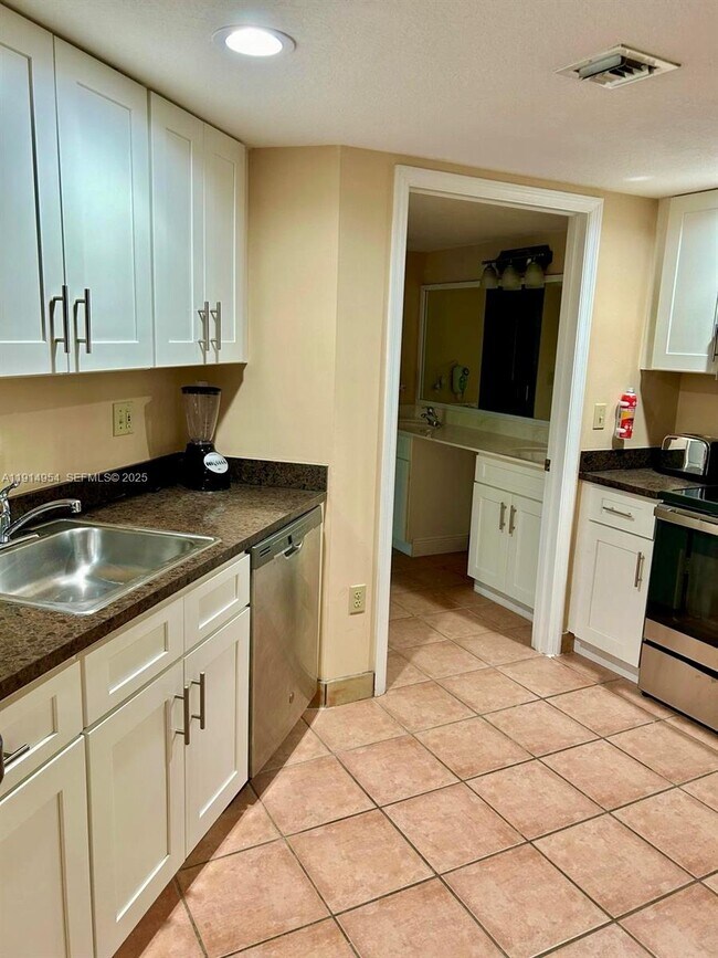 Foto del edificio - 16690 Blatt Blvd