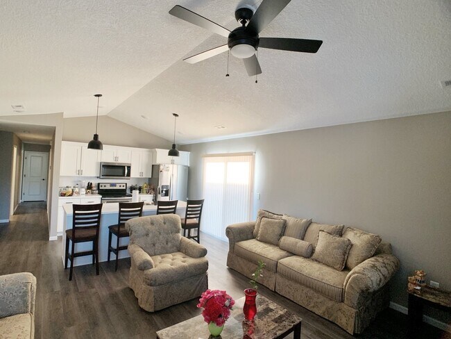 Foto del edificio - ADORABLE SINGLE FAMILY HOME! BUILT IN 2018!