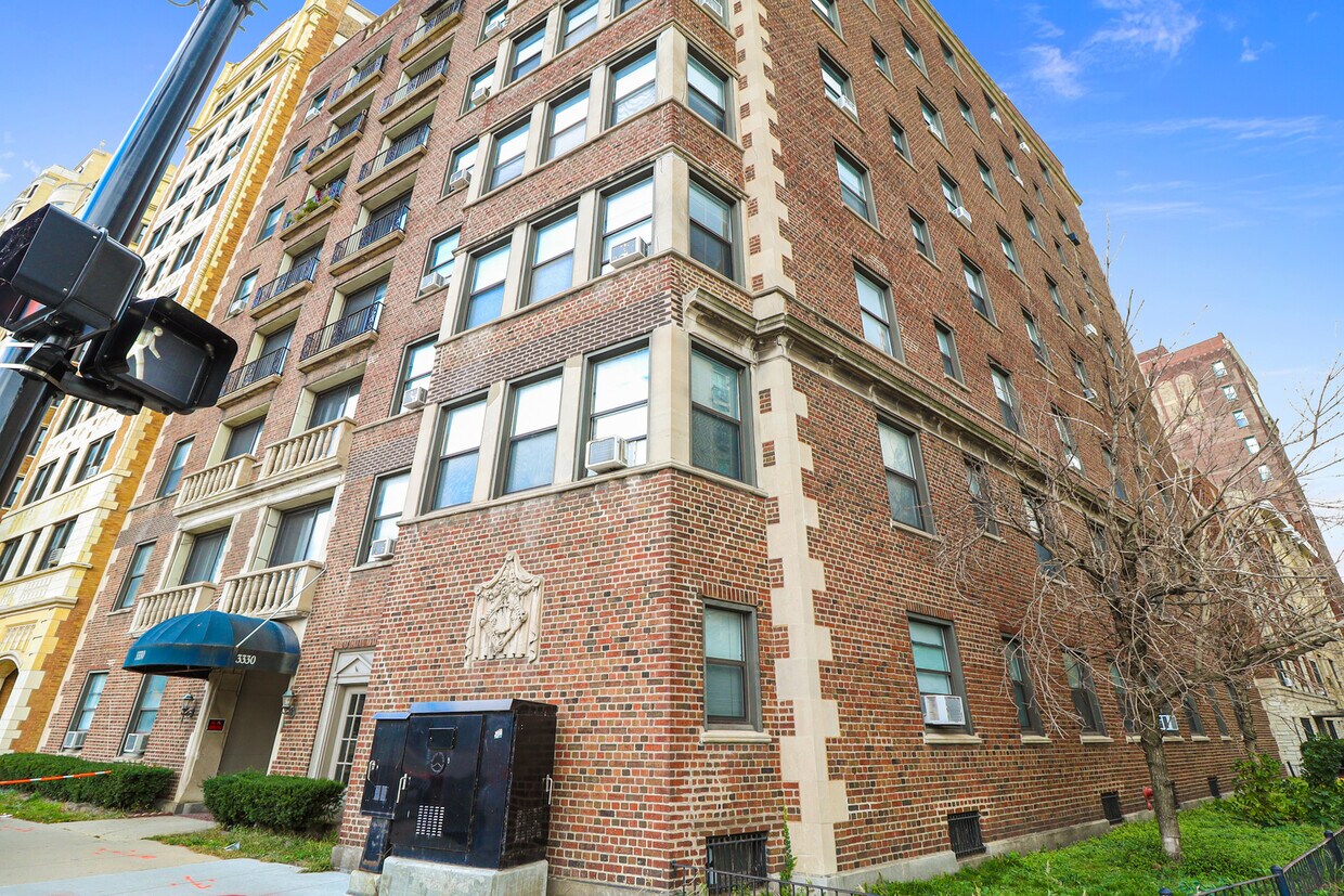 Foto principal - 3330 N Lake Shore Dr