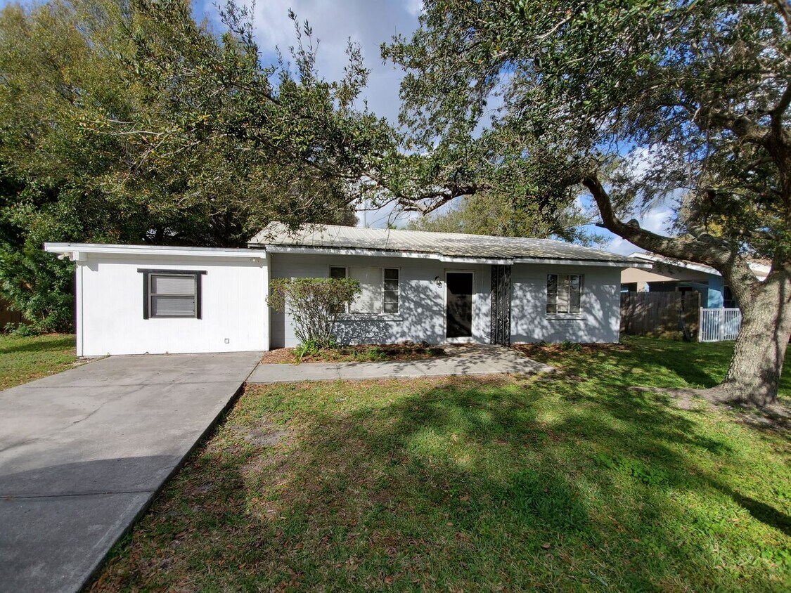 Foto principal - 3 bed / 2 bath Annual Rental Home in Brade...