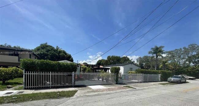 Foto del edificio - 200-210 NE 110th St