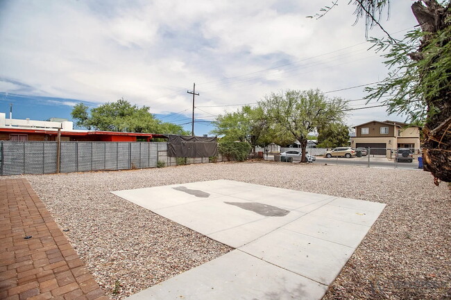Building Photo - 1349 W Hualpai Rd