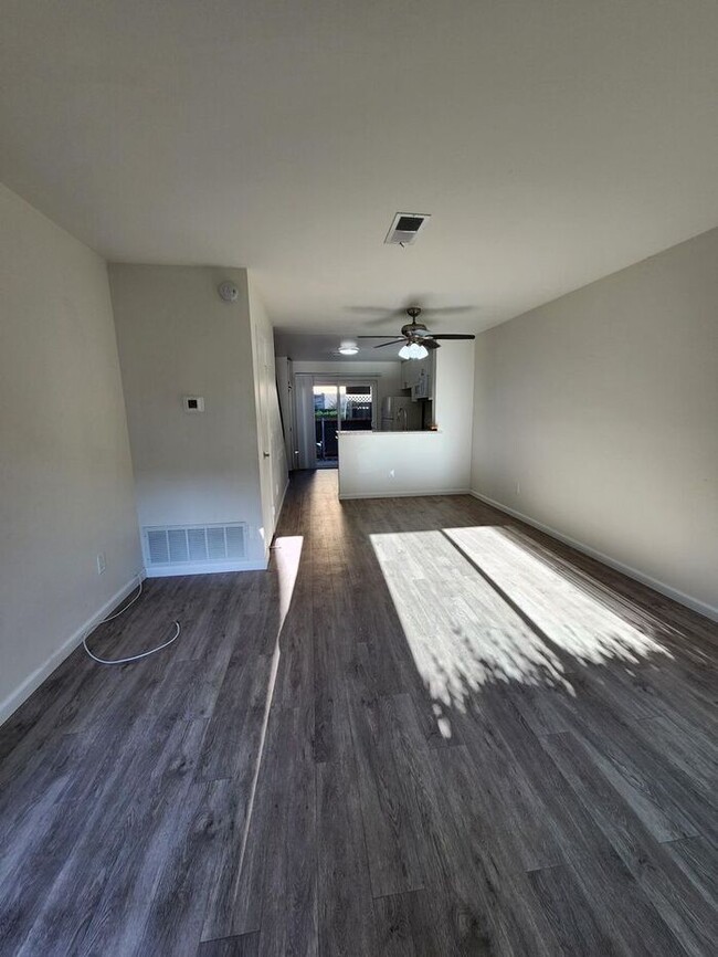 Building Photo - $500 REBATE Townhome close to Cameron YMCA...