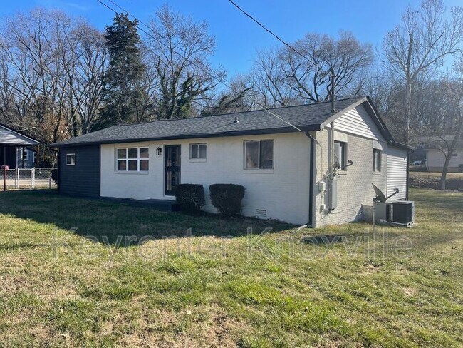 Building Photo - 2640 Lay Ave