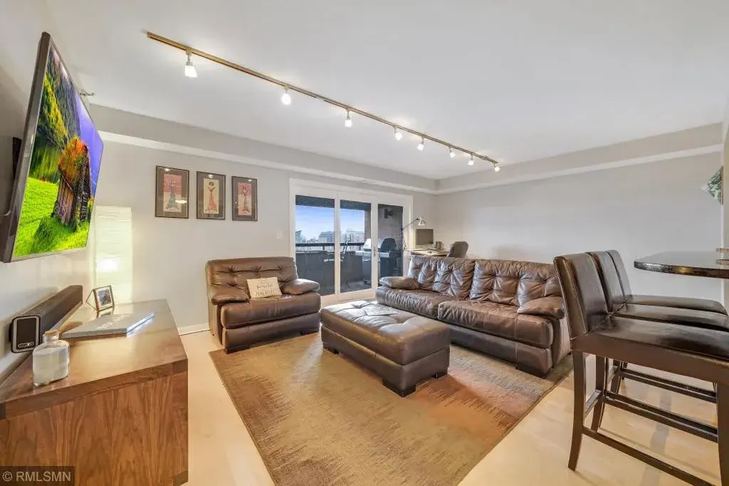Primary Photo - 110 1st Ave NE