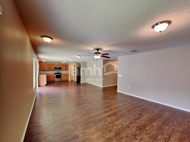 Foto del edificio - 7271 Wakeview Dr