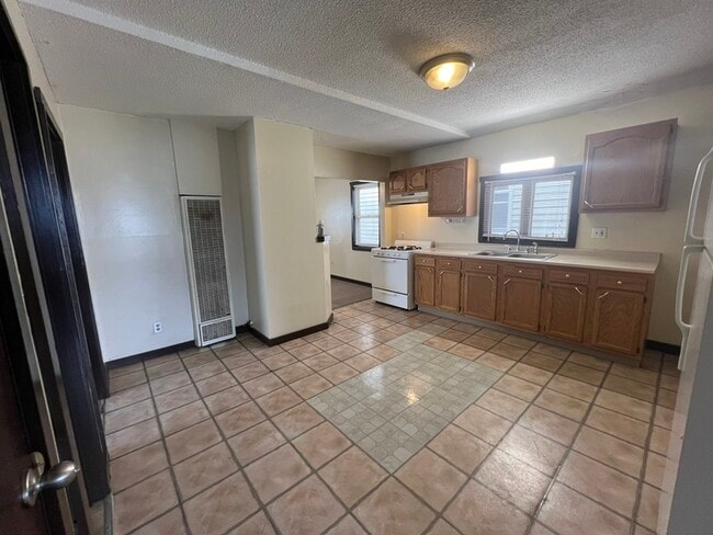 Building Photo - 14 Canonicus St