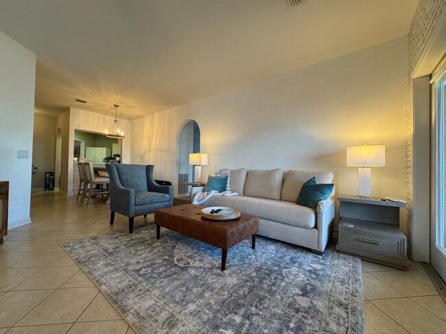 Foto del edificio - Gorgeous 3/2 Waterfront Corner Unit in Gat...