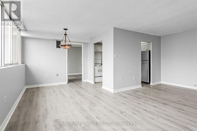 Building Photo - 3590-3590 Kaneff Crescent