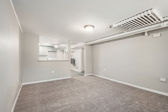 Sala de estar frente a la cocina - 1820 Grove Ave