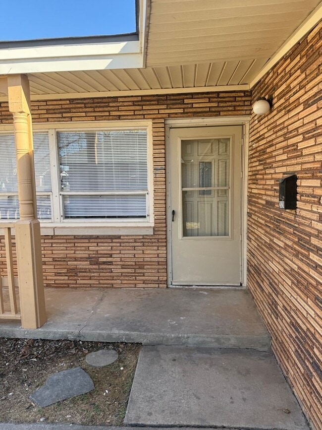 Foto del edificio - 4 bed , 1.5 bath , inside laundry, fenced yard, ceramic flooring throughout!