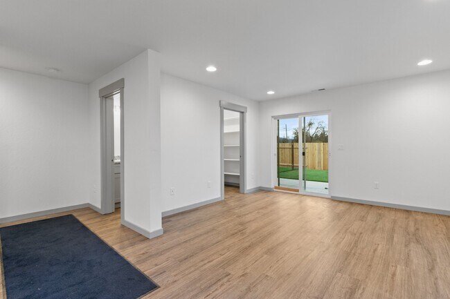 Building Photo - 379 Lozier Ln