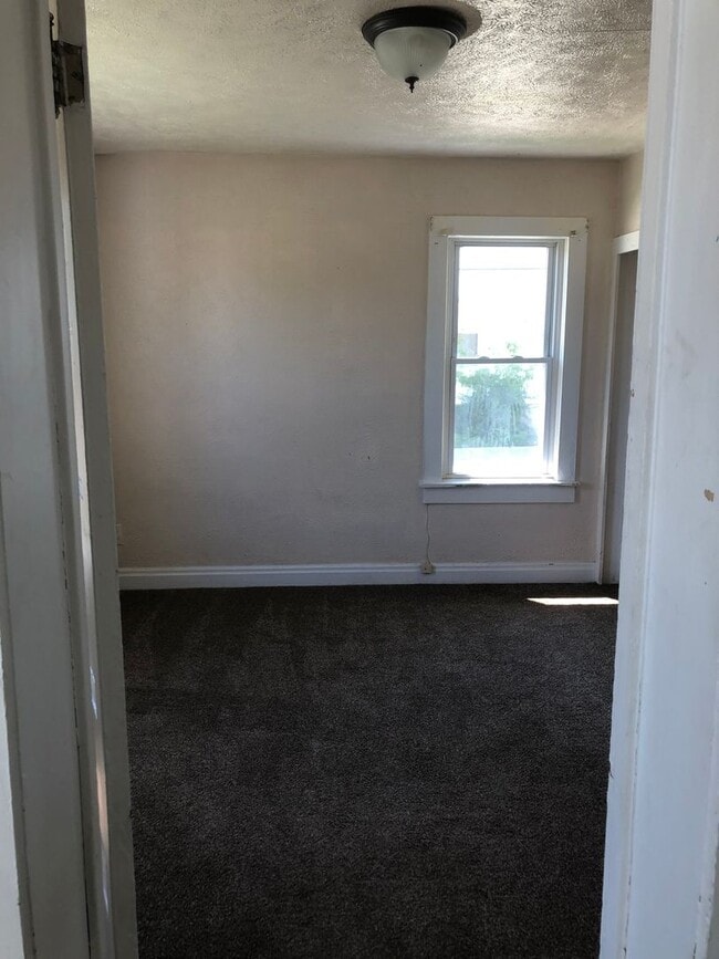 Building Photo - Looking for great tenants for this 2 bedroom house