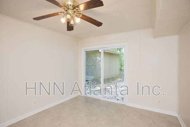 Building Photo - 2555 Lloyd Rd