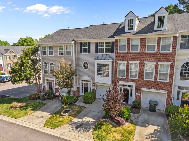 Building Photo - Spacious 3 Story Townhome Located in the Heart Raleigh! Available Now!
