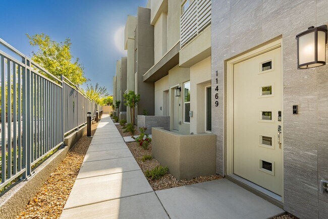 Foto del edificio - Summerlin Townhome 4 bedroom and 5 baths. ...
