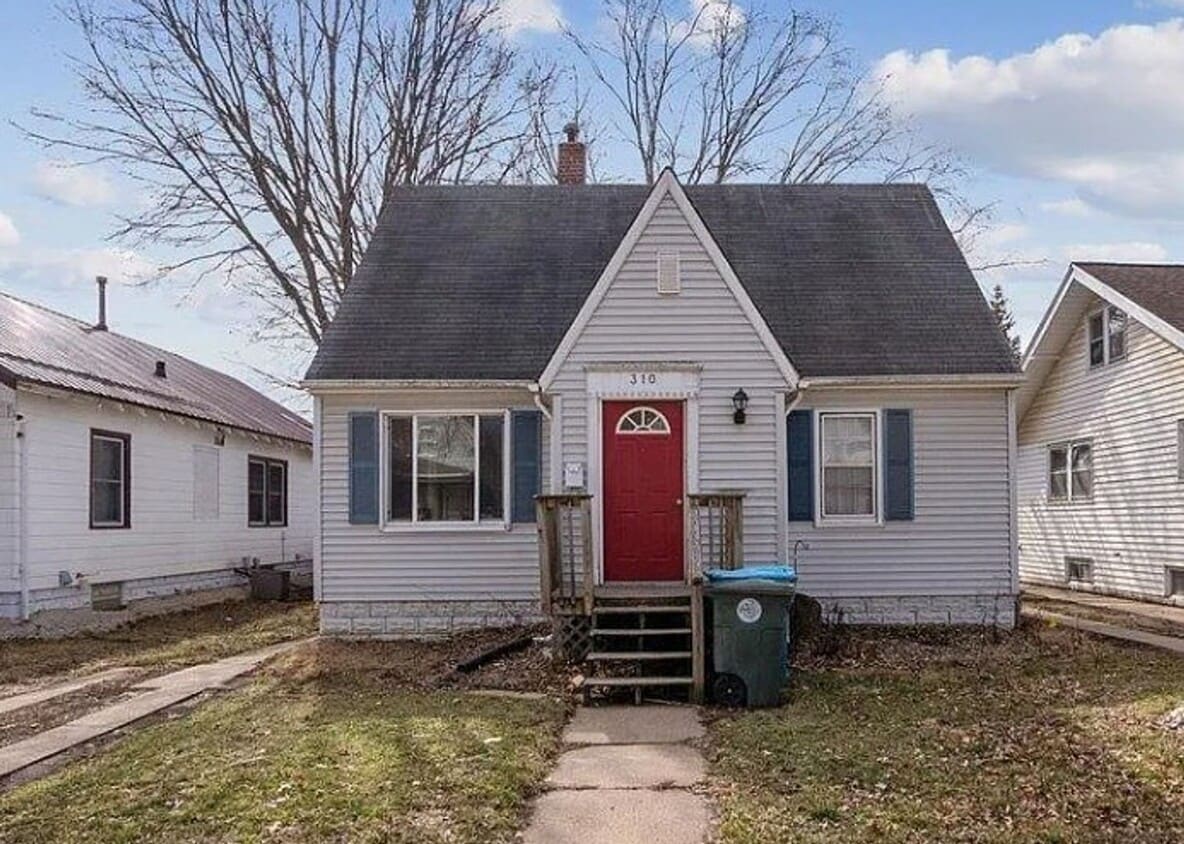 Primary Photo - 3 Bedroom House with Large 2 Stall Garage ...