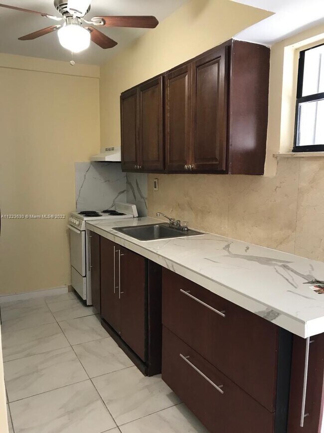 Foto del edificio - 3121-3123 NW 103rd St