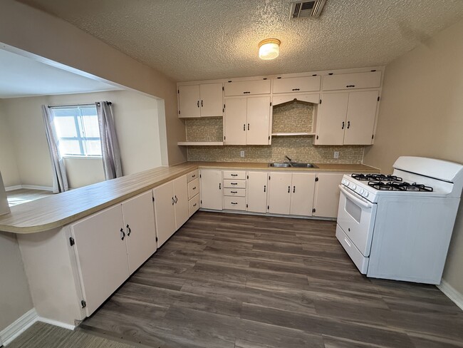 Building Photo - 1424 Chickasaw Blvd