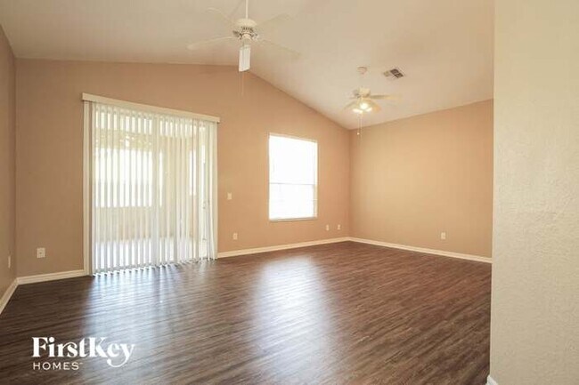 Foto del edificio - 3300 Oak Hill Pl
