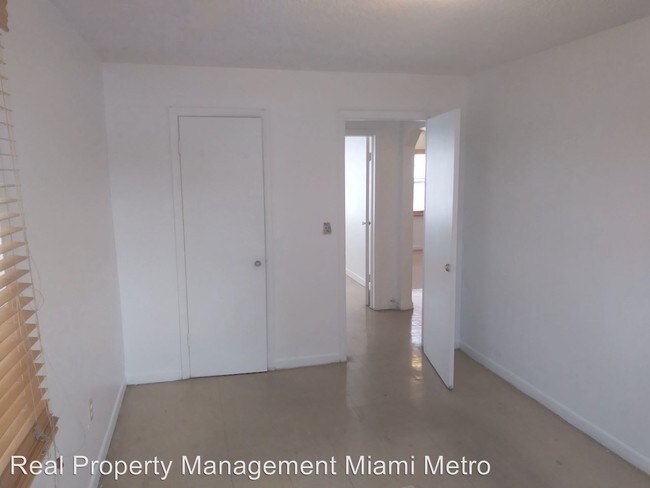 Building Photo - 2 br, 1 bath Apartment - 119 NW 29th St. #108