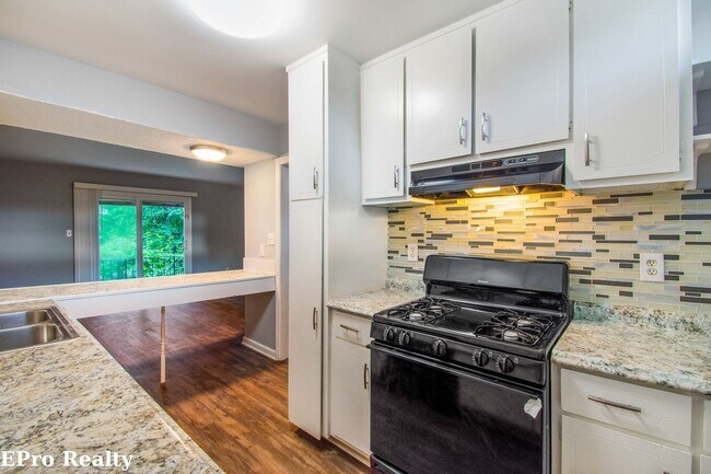 Foto del edificio - Don’t Miss Out! Look, Lease, and Live Spec...