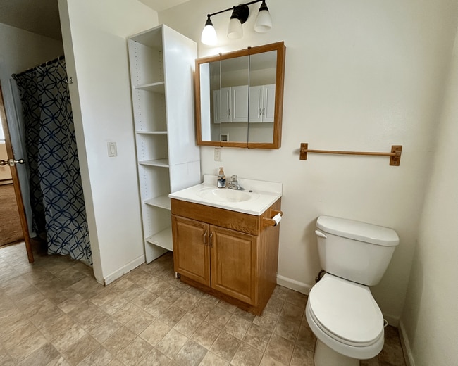 Building Photo - Pet-friendly 3bd 1bth duplex with storage ...