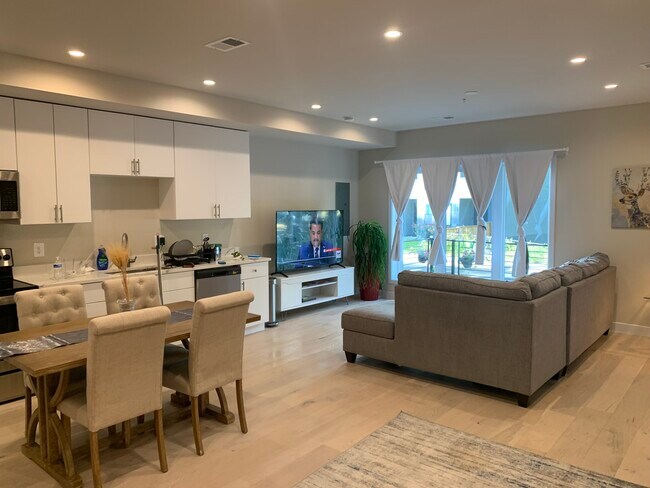 Living area wit bay window - 2512 Elvans Rd SE