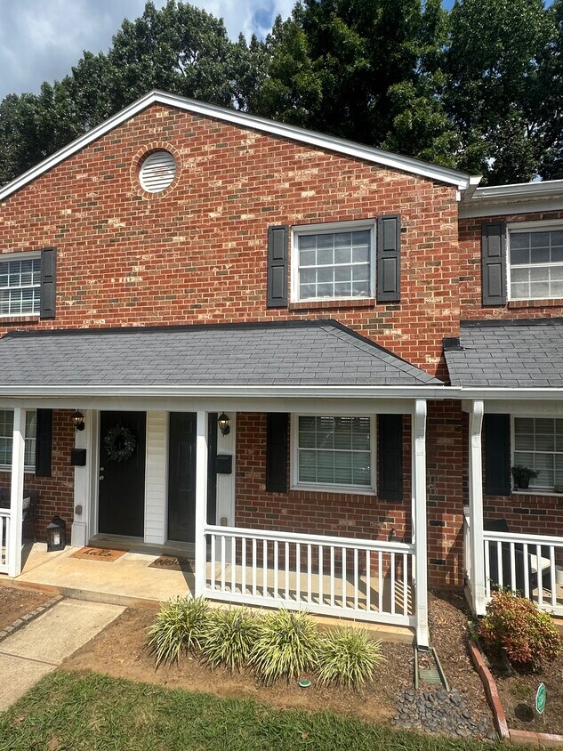 Front of townhouse with covered front porch - 1215 Green Oaks Ln