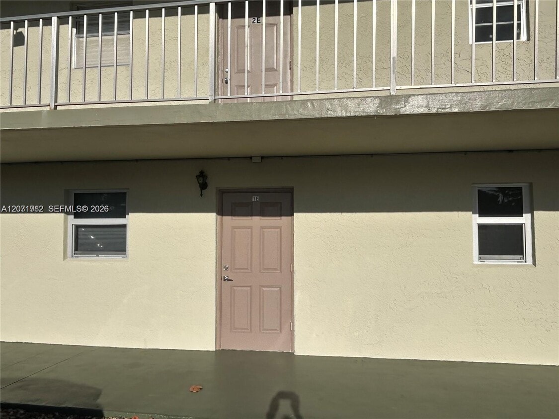 Building Photo - 609 S State Rd 7