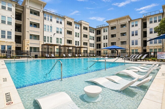 Building Photo - The Reserve at Alamo Ranch