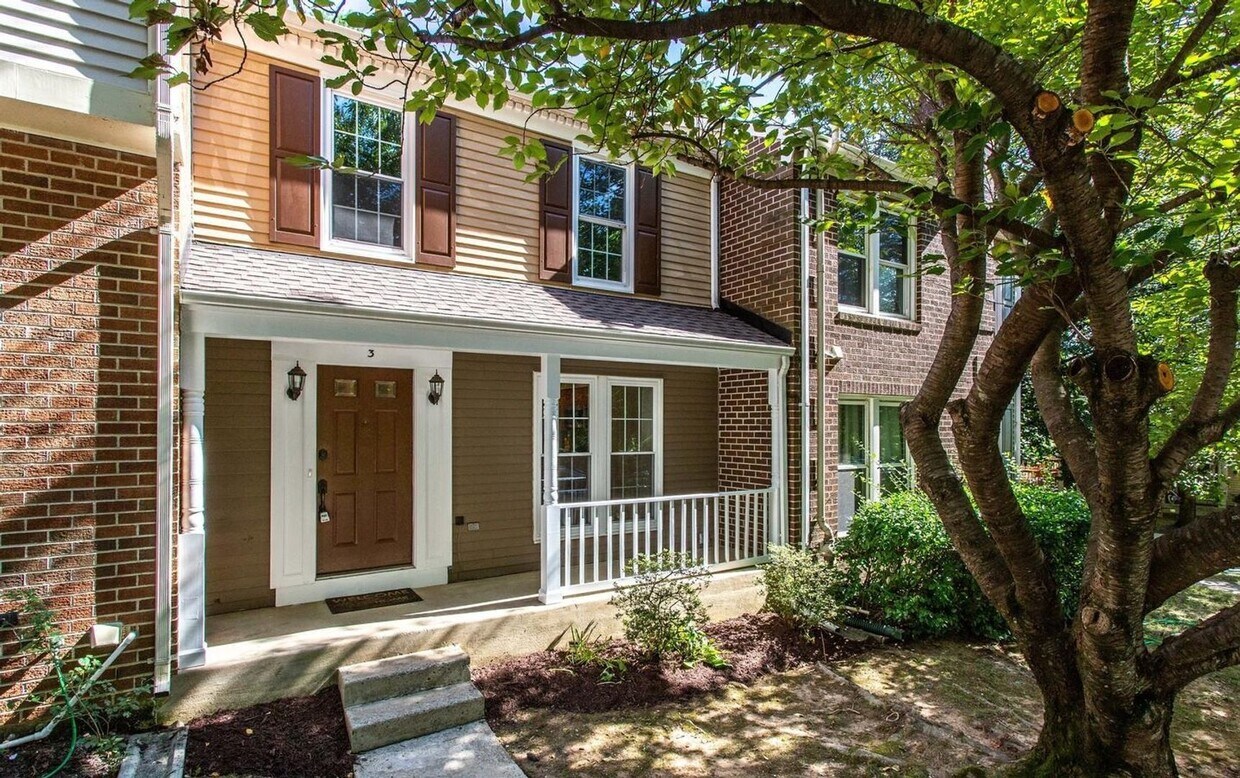 Primary Photo - Gorgeous and fully updated 3BR 3.5BA 3 lev...