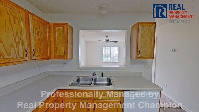 Building Photo - 2 BD/2.5 BA Townhome with Convenient Jacksonville Location