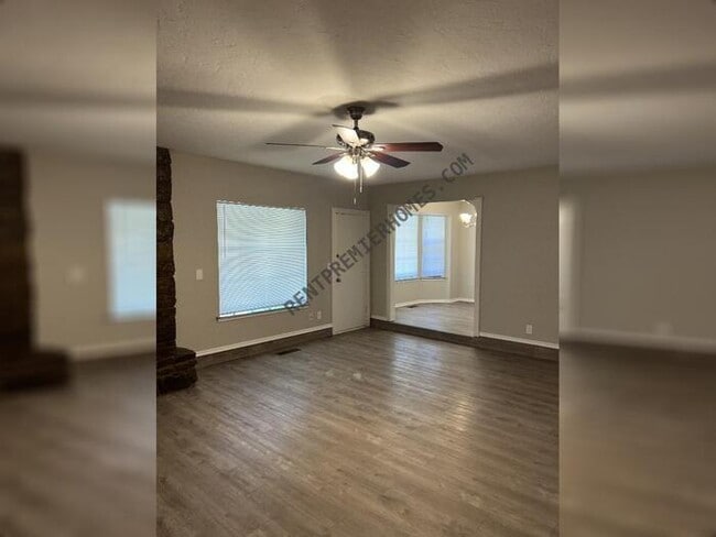 Building Photo - 9513 S Ross Ave