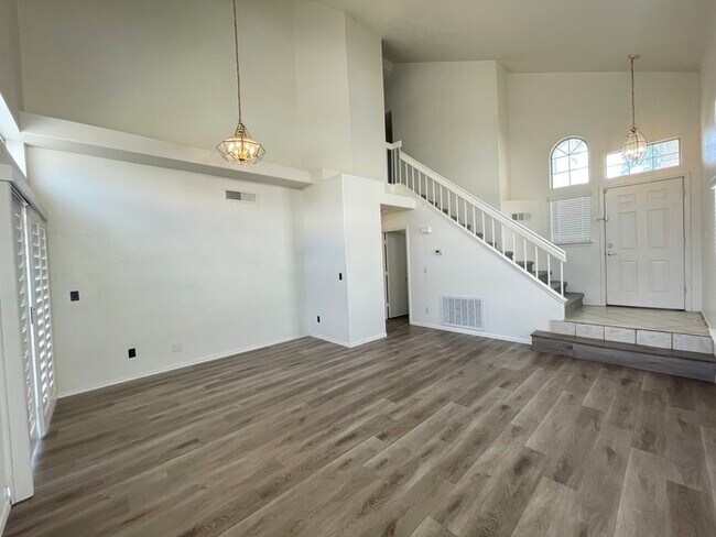 Foto del edificio - To schedule a viewing, call Wally Fellman ...