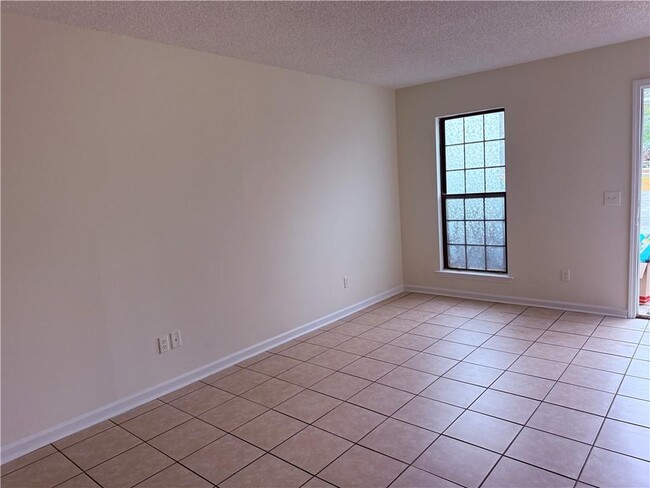 Foto del edificio - 890 E Cherry St