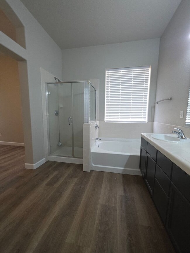 Building Photo - 3 Bedroom Remodeled in FANTASTIC Location