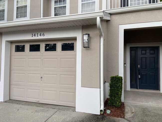 Building Photo - 3 Bedroom, 2.5 Bath Townhome with One Car ...