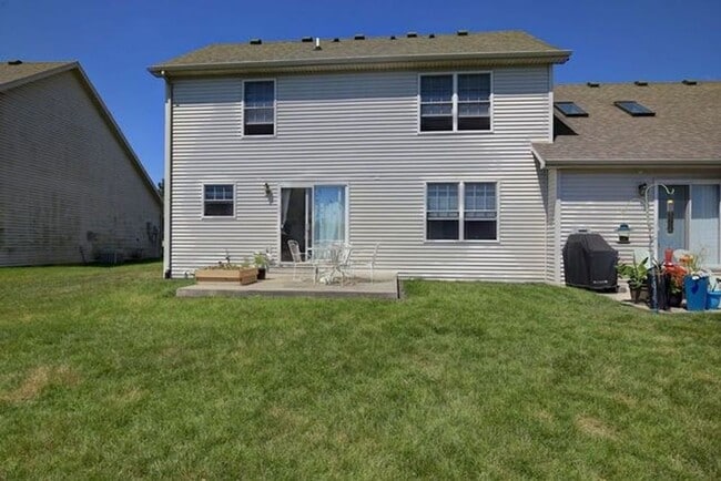 Building Photo - Great 3-bed, 2.5 bath home with a scenic v...